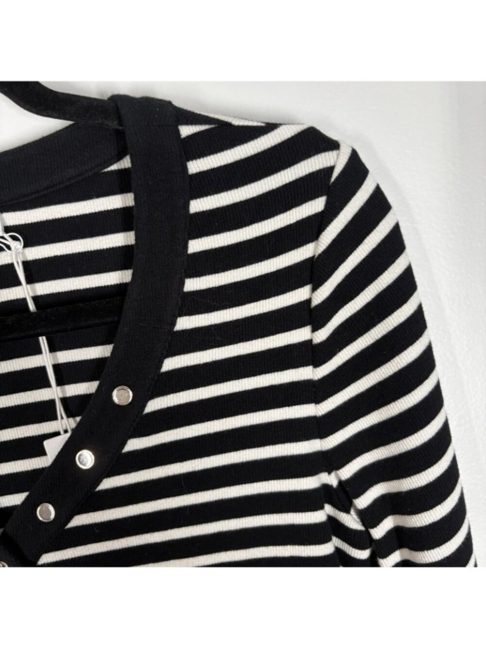 Chicos Sz 1 US M Black White 3/4 Sleeve Zenergy Ribbed Striped Henley Tee NWT - Picture 7 of 12